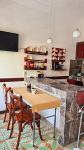 cocina con mesa, sillas y barra en Alojamiento completo en el centro en Veracruz