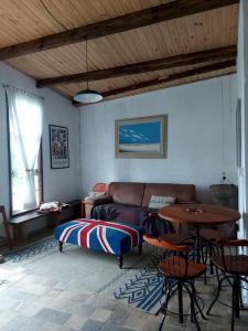 un soggiorno con divano e tavolo di GartenHaus a São Bento do Sul