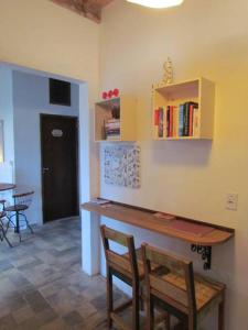 una camera con una scrivania con due sedie e un tavolo di GartenHaus a São Bento do Sul