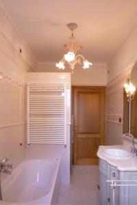 La salle de bains est pourvue d'une baignoire, d'un lavabo et d'un miroir. dans l'établissement Dolce Vita, à Vecchiano