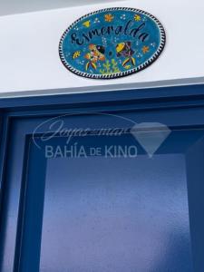 ein Schild auf einer blauen Tür in der Unterkunft Esmeralda Joyas Del Mar Bahia de Kino in Bahía Kino