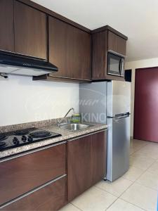 eine Küche mit einem Kühlschrank aus Edelstahl und einer Spüle in der Unterkunft Esmeralda Joyas Del Mar Bahia de Kino in Bahía Kino