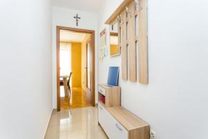 un pasillo con una habitación con escritorio y TV en Apartments with a parking space Kastel Gomilica, Kastela - 21630, en Kaštela