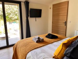 Ένα ή περισσότερα κρεβάτια σε δωμάτιο στο SAUNA, BALNEO, TERRASSE, PARKING, Le tout totalement privé dans maison indépendante à la décoration soignée, ensoleillé et sans vis à vis, Prise VE, Calme et discrétion Garantis, Idéalement situé pour visiter la région, Animaux bienvenues +27 φωτογραφίες