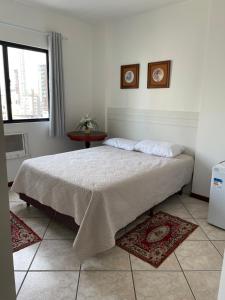 1 dormitorio con 1 cama en una habitación con ventana en Apartamento Dante Tomio, en Balneário Camboriú