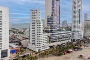 um horizonte da cidade com edifícios altos e palmeiras em Hotel Regatta Cartagena em Cartagena de Indias