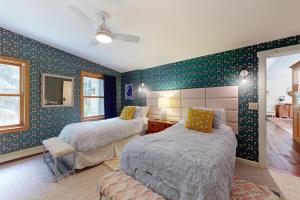 2 Betten in einem Zimmer mit grüner Tapete in der Unterkunft Room to Roam in Warren
