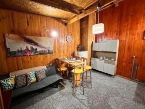 ein Wohnzimmer mit einem Sofa und einem Tisch in der Unterkunft Departamento D in Coihaique