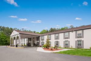 a large white building with a parking lot at Red Roof Inn Dahlgren - Naval Base in Dahlgren