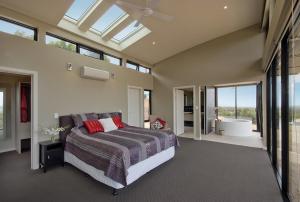 een slaapkamer met een groot bed en een groot raam bij McLaren Eye in Kangarilla