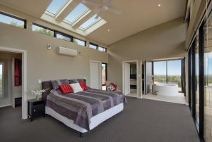 a bedroom with a large bed and a large window at McLaren Eye in Kangarilla