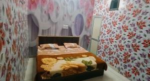um quarto com uma cama com flores em Super OYO Blossom Inn em Patiala