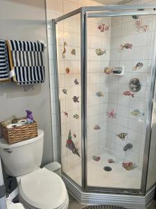 ein Bad mit einer Dusche und einem WC in der Unterkunft Private, Secure, Immaculate & Cozy Room in Brampton