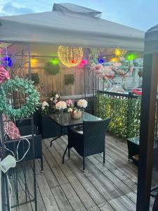 eine Terrasse mit einem Tisch und Stühlen auf einer Terrasse in der Unterkunft Private, Secure, Immaculate & Cozy Room in Brampton