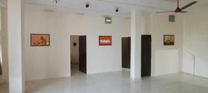 duży, biały pokój z obrazami na ścianach w obiekcie Super OYO Blossom Inn w mieście Patiala