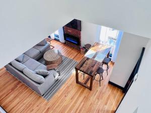 ein Wohnzimmer mit einem Sofa und einem Tisch in der Unterkunft Host your group - West End Sea Captain Home in Portland
