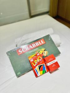Eine DVD und ein paar Süßigkeiten auf dem Bett. in der Unterkunft Stayover at Azure in Manila