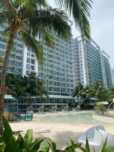 ein Resort mit einem Pool und einem großen Gebäude in der Unterkunft Stayover at Azure in Manila