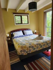 een slaapkamer met een bed en een raam bij Kalas Cabañas in Puerto Varas
