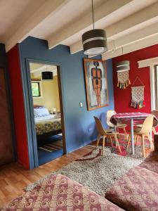una habitación con mesa y sillas y un dormitorio en Kalas Cabañas, en Puerto Varas