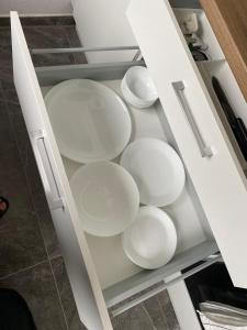 ein Schrank mit weißen Platten darin in der Unterkunft Nisay Home - 3 Room Apartment - Nr1 in Ludwigsburg