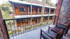 Kebun Teh Wonosari Rollaas Hotel & Resort的阳台或露台