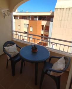 einen Balkon mit einem blauen Tisch und 2 Stühlen in der Unterkunft Apartamento Buenavista Roquetas de Mar in Roquetas de Mar