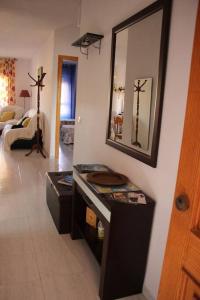 ein Wohnzimmer mit einer Theke und einem Spiegel in der Unterkunft Apartamento Buenavista Roquetas de Mar in Roquetas de Mar