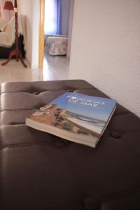 ein Buch, das auf einer Couch liegt in der Unterkunft Apartamento Buenavista Roquetas de Mar in Roquetas de Mar