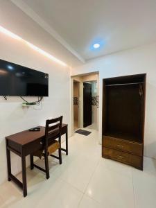 Il comprend un salon doté d'une table et d'une télévision à écran plat. dans l'établissement Samba Bluewater Resort, à Olongapo