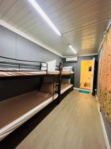- une chambre avec 2 lits superposés dans l'établissement Samba Bluewater Resort, à Olongapo