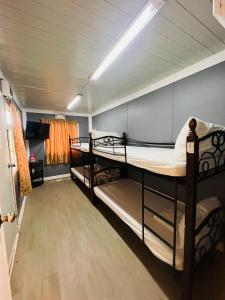 Schlafsaal mit 2 Etagenbetten. in der Unterkunft Samba Bluewater Resort in Olongapo