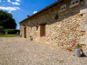 an external view of a stone building at Gîte Marsac-sur-l'Isle, 2 pièces, 2 personnes - FR-1-616-244 in Marsac-sur-lʼIsle