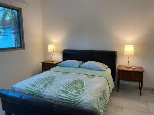 um quarto com uma cama azul com duas mesas de cabeceira em Closetoairport em Cancún