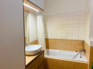 La salle de bains est pourvue d'une baignoire, de toilettes et d'un lavabo. dans l'établissement Apartment Hejčín, à Olomouc
