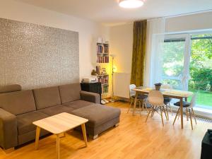 - un salon avec un canapé et une table dans l'établissement Apartment Hejčín, à Olomouc