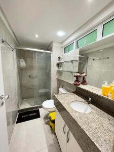 een badkamer met een wastafel, een douche en een toilet bij FLATS APARTAMENTO ANCORAR em Porto de galinhas com cozinha in Porto De Galinhas