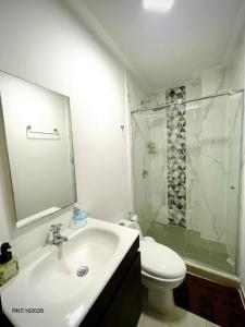 a bathroom with a sink and a toilet and a shower at Rincón Familiar-en Corredor Turistico -SRC in Santa Rosa de Cabal
