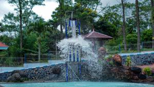 Bazén v ubytování Kebun Teh Wonosari Rollaas Hotel & Resort nebo v jeho okolí + 22 fotografií