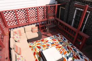 balcón con mesa y sillas en el patio en Duo Nomad, en Washington