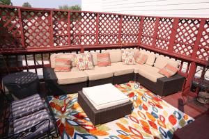 un patio avec un canapé et des chaises sur une terrasse dans l'établissement Duo Nomad, à Washington