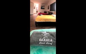 een hotelkamer met een bord dat oase soul spa leest bij Casa La coneja in Salina Cruz