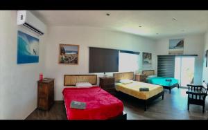 een slaapkamer met 2 bedden en een flatscreen-tv bij Casa La coneja in Salina Cruz
