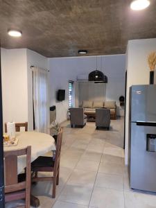 eine Küche und ein Wohnzimmer mit einem Tisch und einem Kühlschrank in der Unterkunft Duplex Familiar in Yerba Buena