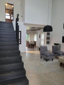 eine Lobby mit einer Treppe, Stühlen und einem Tisch in der Unterkunft Duplex Familiar in Yerba Buena