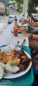 ein Teller mit Lebensmitteln auf einem Tisch in der Unterkunft Berkey's Jungle Paradise Resort in Roseau