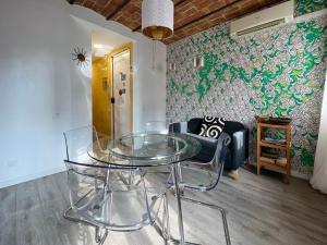 ein Esszimmer mit einem Glastisch und Stühlen in der Unterkunft Stay U-nique Apartments Fontrodona in Barcelona