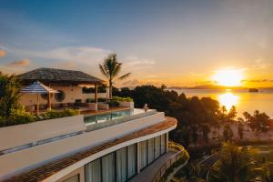 uma vista para o pôr-do-sol a partir da varanda de um hotel em Anantara Koh Yao Yai Resort & Villas em Ko Yao Yai