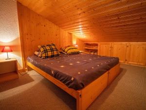 a bedroom with a bed in a log cabin at Appartement Valmorel, 2 pièces, 4 personnes - FR-1-356-188 in Valmorel