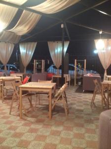 Ресторант или друго място за хранене в Hotel Laeti-Zhaiyk